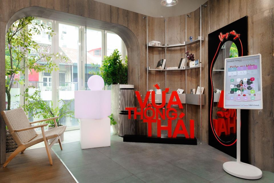 Công nghệ AI được trực quan hóa qua màn hình tương tác, cho thấy cách LG InstaView French Door Fit & Max chủ động thích ứng để cuộc sống trở nên thuận tiện hơn.