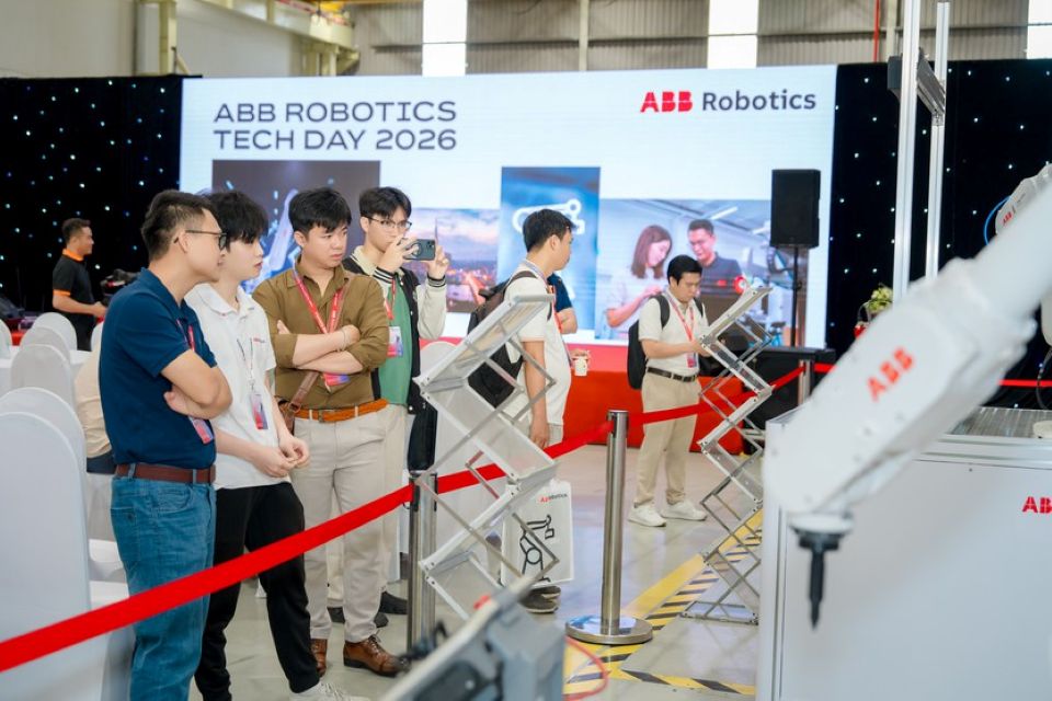 Khách tham quan trải nghiệm trực tiếp các giải pháp robot và tự động hóa của ABB Robotics. Nguồn ảnh: htv.vn