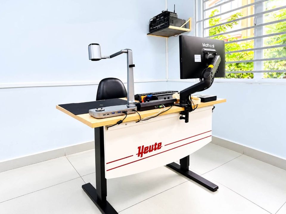 Kết nối thiết bị hiển thị và học liệu số trong phòng học ngoại ngữ.