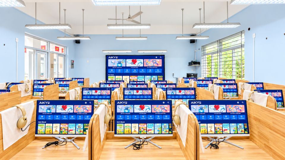 Tích hợp thiết bị, hỗ trợ quản lý và điều khiển lớp học tập trung.