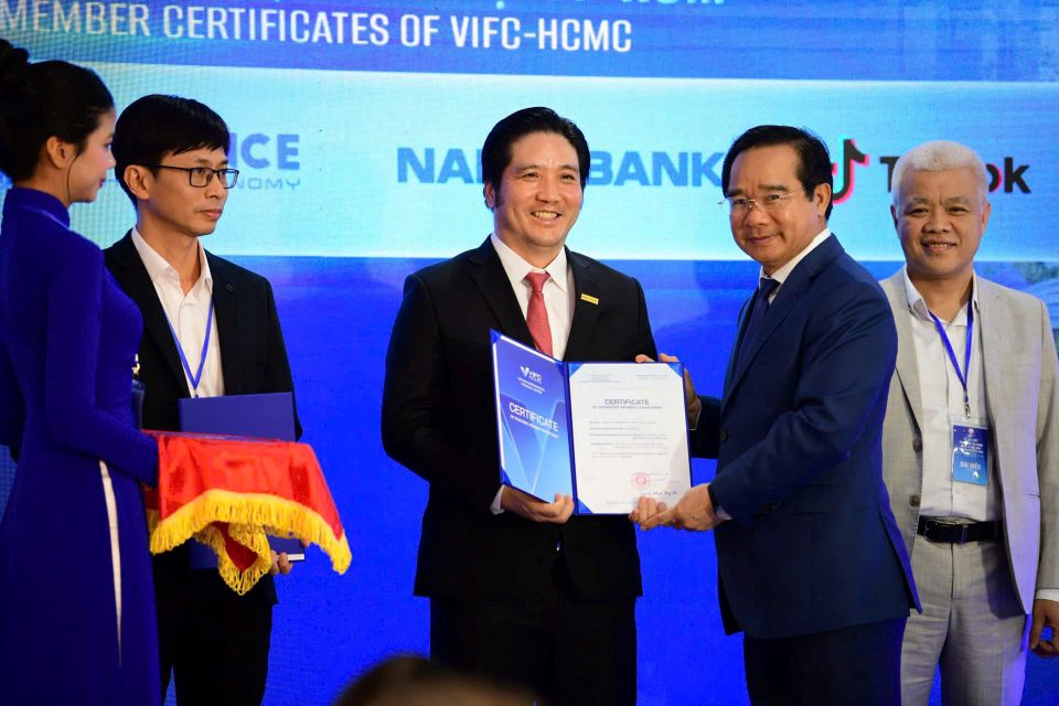 Ông Nguyễn Văn Được, Ủy viên Trung ương Đảng, Phó bí thư Thành ủy, Chủ tịch UBND TP.HCM - Phó Chủ tịch Hội đồng điều hành VIFC - HCMC trao Chứng nhận Thành viên chiến lược cho đại diện Nam A Bank - ông Trần Khải Hoàn, Thành viên HĐQT - Tổng giám đốc Nam A Bank.