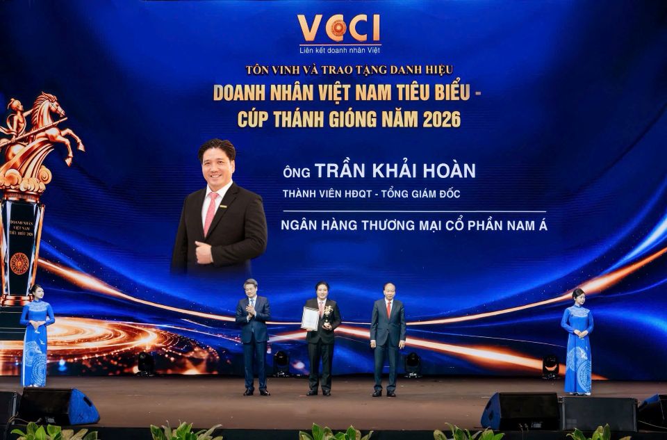 Ông Trần Khải Hoàn - Thành viên HĐQT, Tổng giám đốc Nam A Bank nhận danh hiệu “Doanh nhân Việt Nam tiêu biểu - Cúp Thánh Gióng năm 2026”.