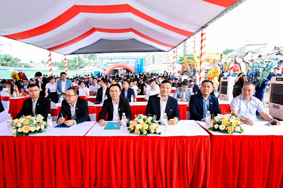 Buổi lễ có sự tham dự của đại diện Chủ đầu tư Vạn Xuân Group, đại diện chính quyền địa phương, đơn vị tổng thầu thi công, các đối tác tư vấn thiết kế nước ngoài...