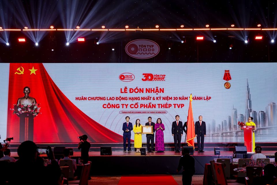 Thép TVP đón nhận Huân chương Lao động hạng Nhất