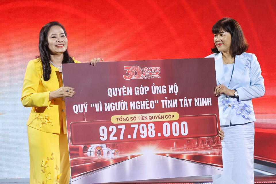 Bà Nguyễn Đài Thy (bên phải) - Ủy viên Ban Thường vụ Tỉnh ủy, Phó Chủ tịch Thường trực UBND tỉnh Tây Ninh tiếp nhận tiền ủng hộ Quỹ “Vì người nghèo” của tỉnh.