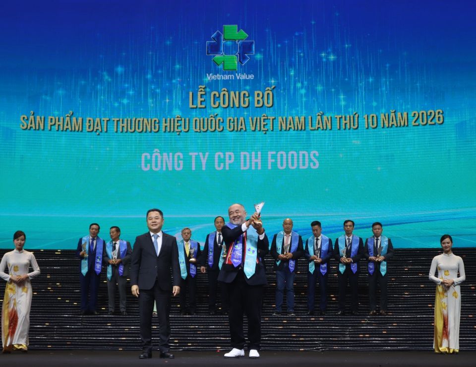 Ông Nguyễn Trung Dũng, Tổng giám đốc Dh Foods, nhận biểu trưng tại Lễ công bố sản phẩm đạt Thương hiệu Quốc gia Việt Nam.
