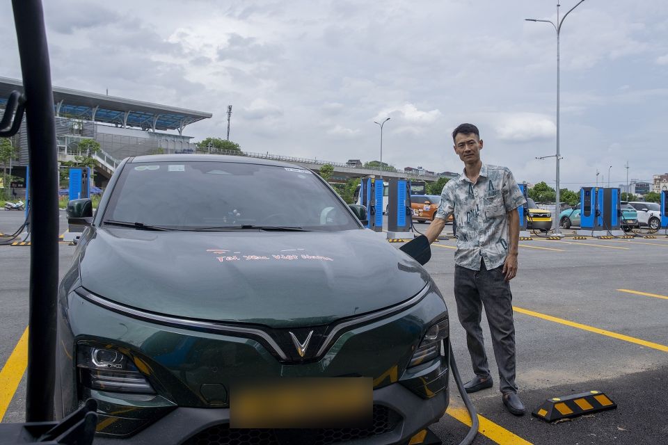 Chở khách, giao hàng đều lợi, xe điện VinFast giúp dân kinh doanh kiếm tiền dễ hơn