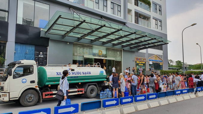 Sau sự cố ô nhiễm nước của Công ty Sông Đà, người dân phải chầu chực xếp hàng để có thể lấy được nước sạch từ các xe bồn.
