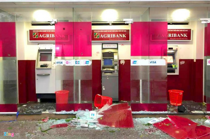 Máy ATM bị hư hỏng nặng vì sức gió quá mạnh. Nguồn: Zing.vn