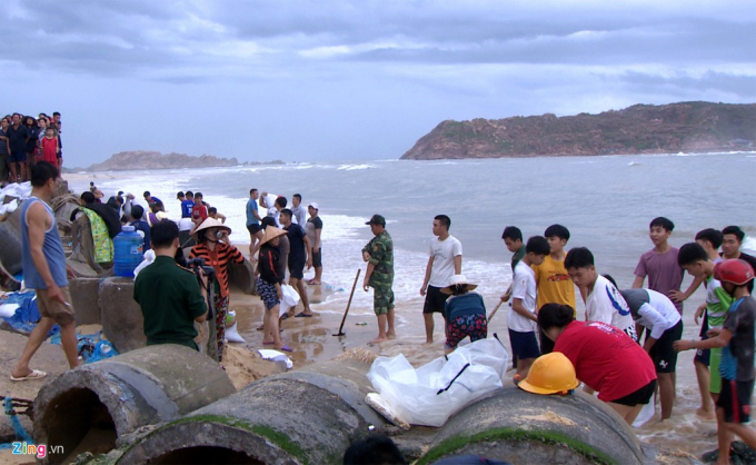 Bờ kè bị sóng biển đánh sập ở Quy Nhơn. Nguồn: Zing.vn