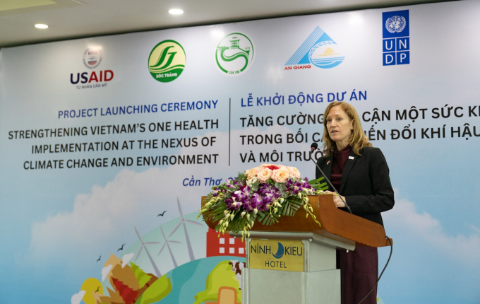 Bà Aler Grubbs - Giám đốc USAID Việt Nam - phát biểu tại lễ khởi động dự án “Một sức khỏe”.