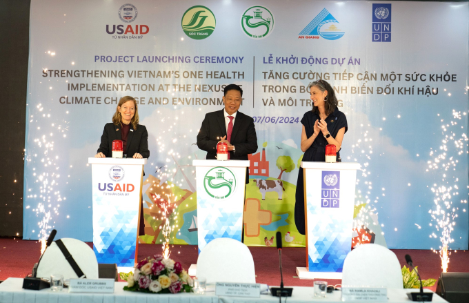 Đại diện các bên đối tác Việt Nam và quốc tế trong nghi thức bấm nút khởi động dự án “Một sức khỏe”.