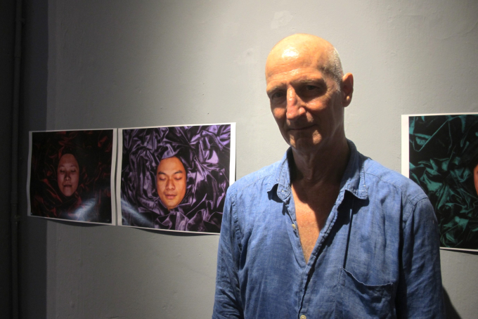 Nghệ sĩ Jamie Maxtone-Graham tại “Xưởng chân dung” ở Hà Nội. Ảnh: L.Q.V