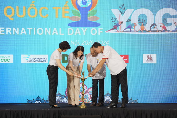 Nghi thức thắp nến khởi đầu lễ kỷ niệm IDY lần thứ 10 tổ chức tại Hà Nội.