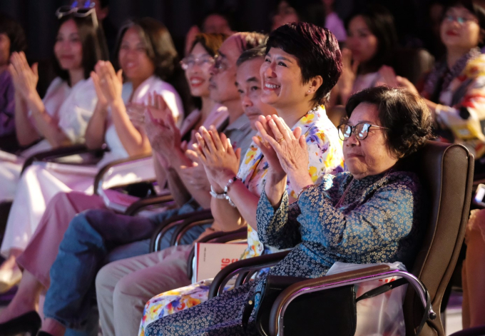 Nữ nhà giáo, nhà văn, nhà báo Nguyễn Thị Mỹ Dung (thân sinh tác giả Lê Quốc Vinh - bên phải ảnh) đến chia vui với con trai.