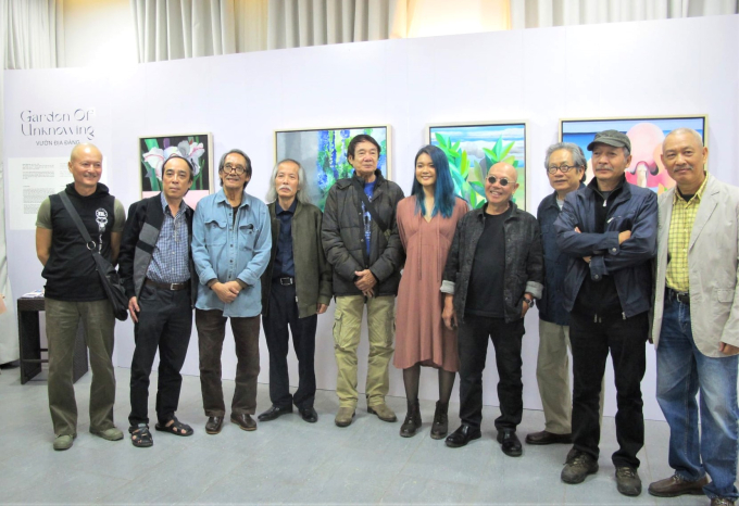 Họa sĩ Trịnh Tú (thứ 3 từ trái sang) tại triển lãm “Vườn địa đàng” của con gái Trịnh Cẩm Nhi, tổ chức tại Casa Italia (Hà Nội - tháng 11.2020).