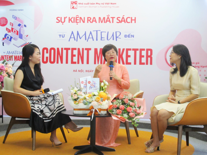 Tại buổi ra mắt sách “Từ Amateur đến Content Marketer”, bà Khúc Thị Hoa Phượng - Giám đốc, Tổng Biên tập NXB Phụ nữ Việt Nam (ngồi giữa) cho biết: “Tác phẩm này nằm trong loạt sách hướng nghiệp mà NXB rất chú trọng”. Ảnh: L.Q.V