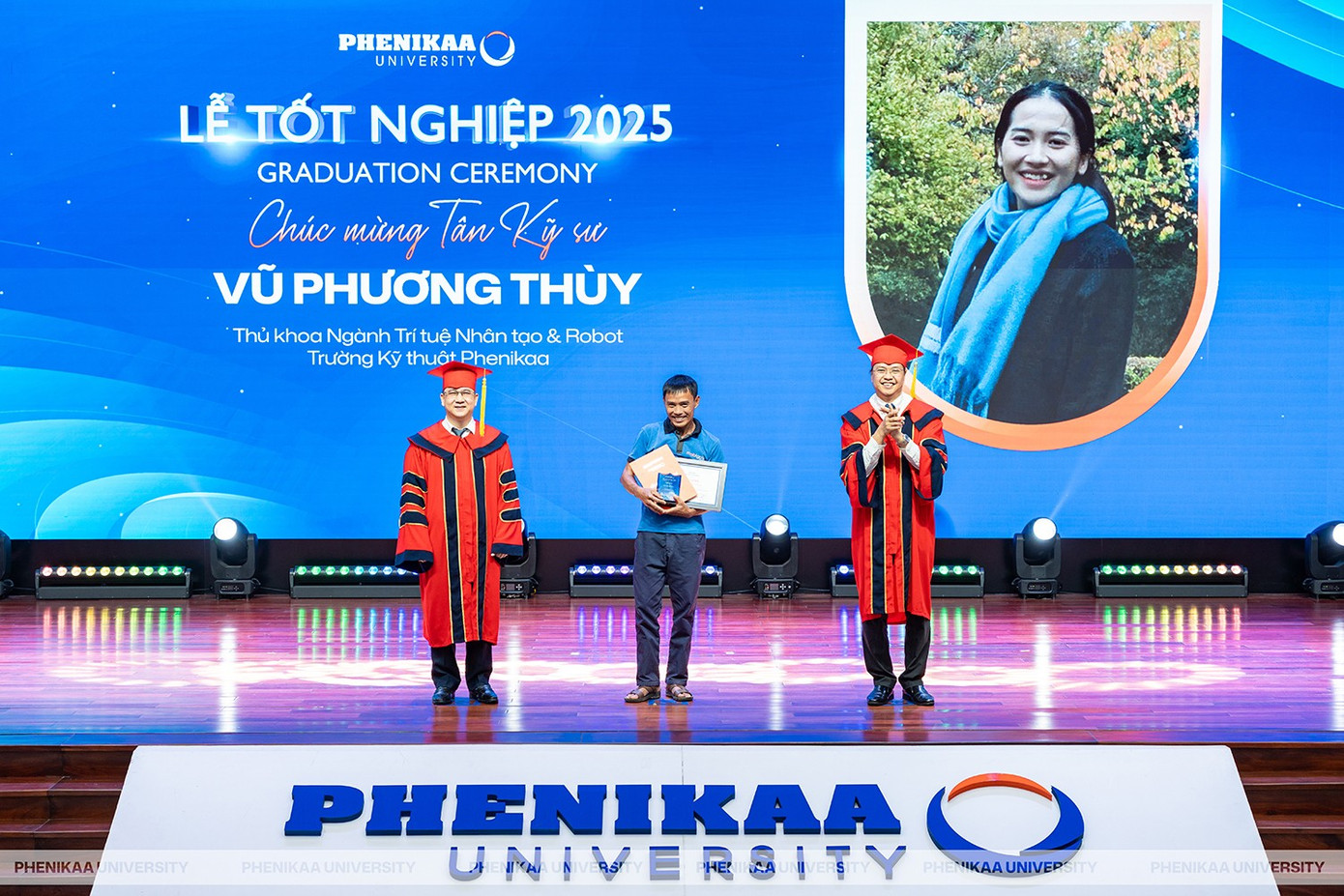 Ông Vũ Xuân Dương xúc động nhận bằng tốt nghiệp thay con gái