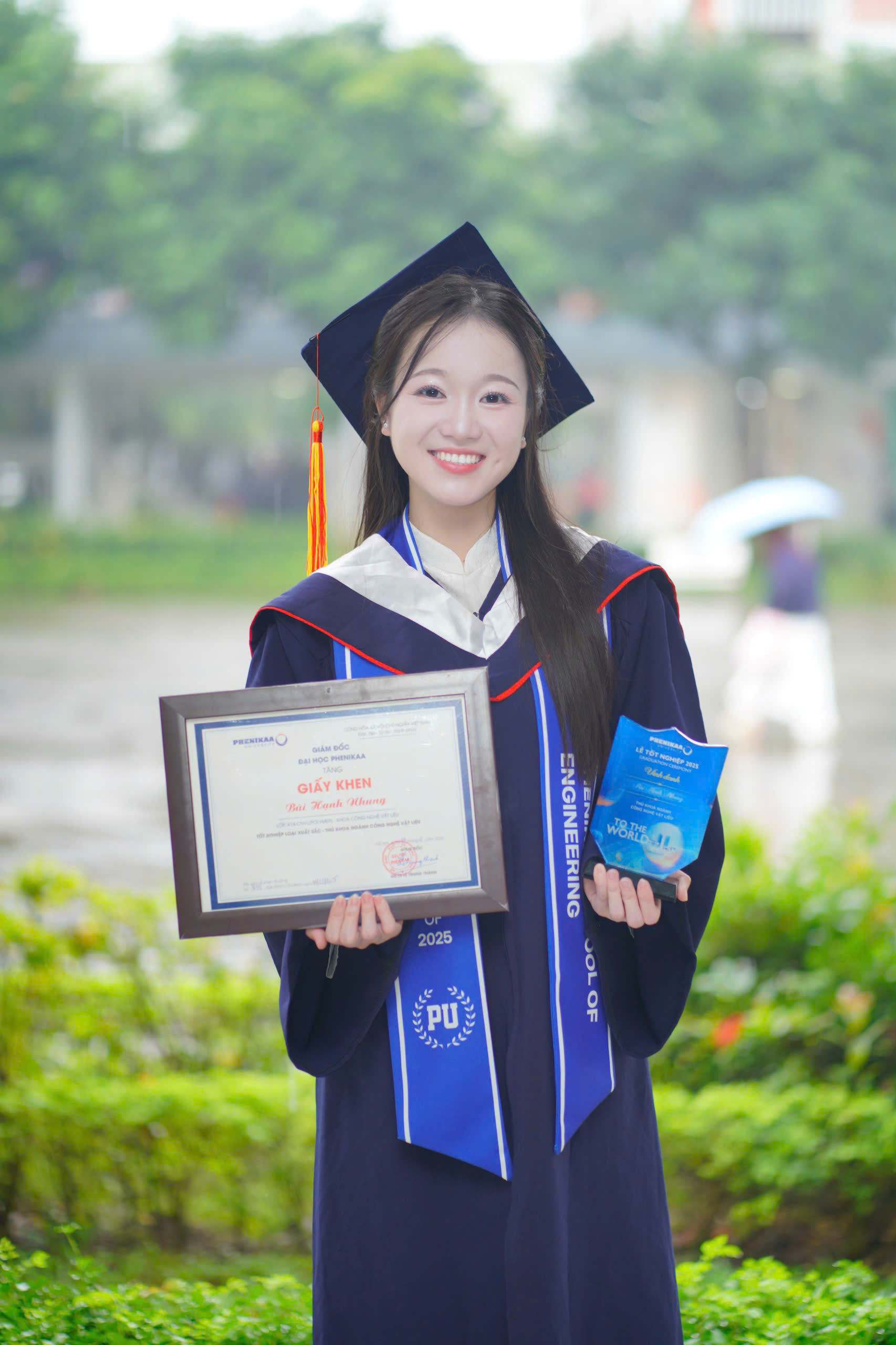 Bùi Hạnh Nhung rạng rỡ trong ngày nhận Bằng tốt nghiệp