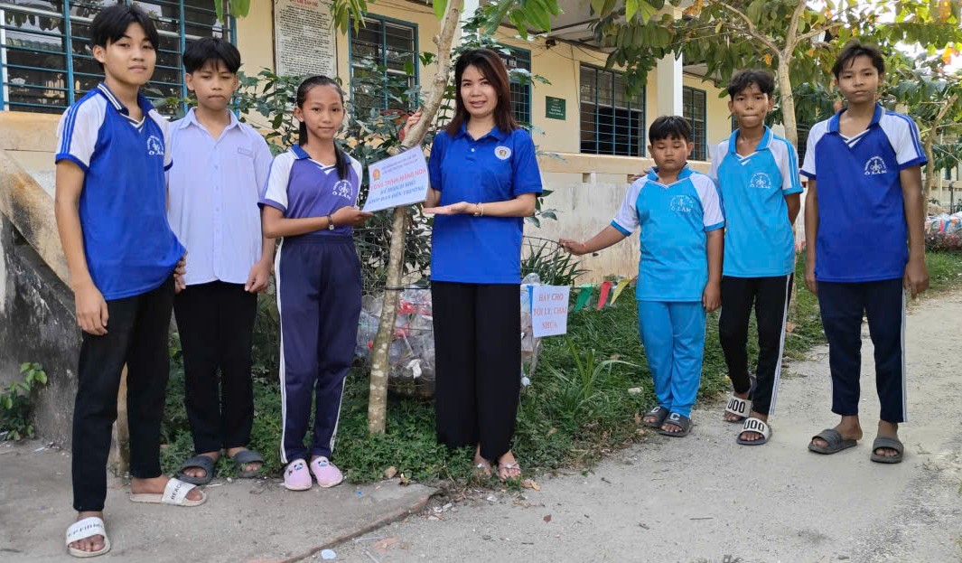 Cô Vanh Ma Lai (đứng giữa) còn là tổng phụ trách Đội