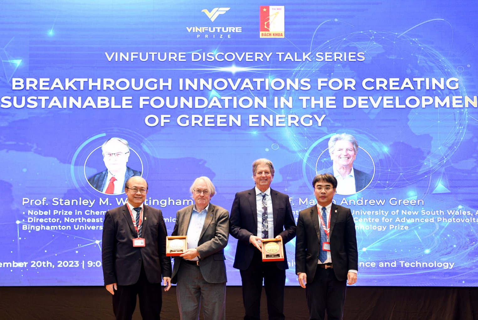 PGS.TS. Huỳnh Đăng Chính (ngoài cùng bên phải) tặng quà lưu niệm cho GS. Stanley M. Whittingham và GS. Martin Andrew Green trong sự kiện giao lưu tại Đại học Bách Khoa cuối năm 2023. Ảnh VFP