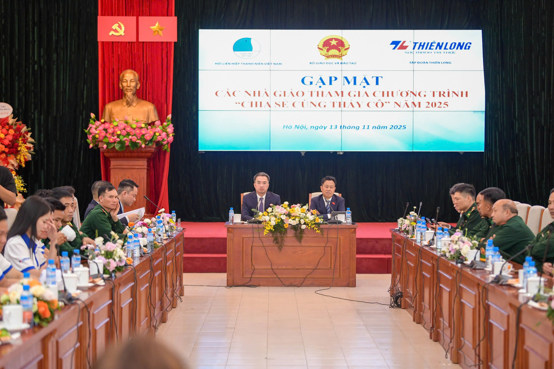 Tại buổi gặp mặt, lãnh đạo Bộ Giáo dục và Đào tạo lắng nghe ý kiến của các thầy giáo, cô giáo