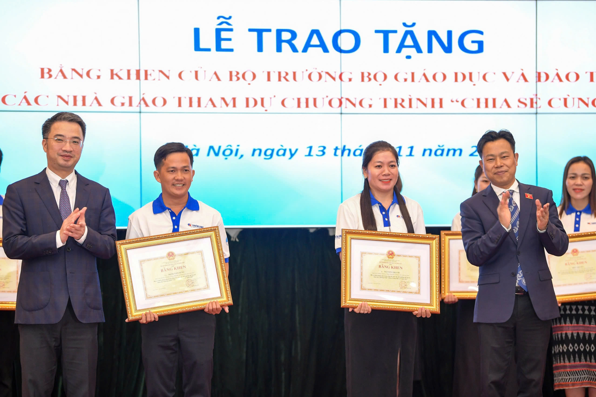 Nhiều thầy giáo, cô giáo tiêu biểu được tặng Bằng khen