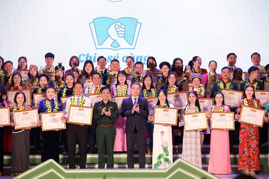 Chương trình “Chia sẻ cùng thầy cô” năm 2025: hành trình cống hiến và tri ân lan tỏa