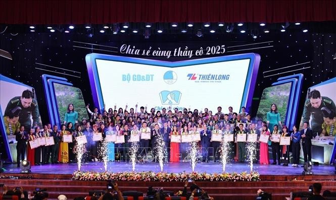 Các đại biểu cùng 80 thầy cô được vinh danh tại chương trình