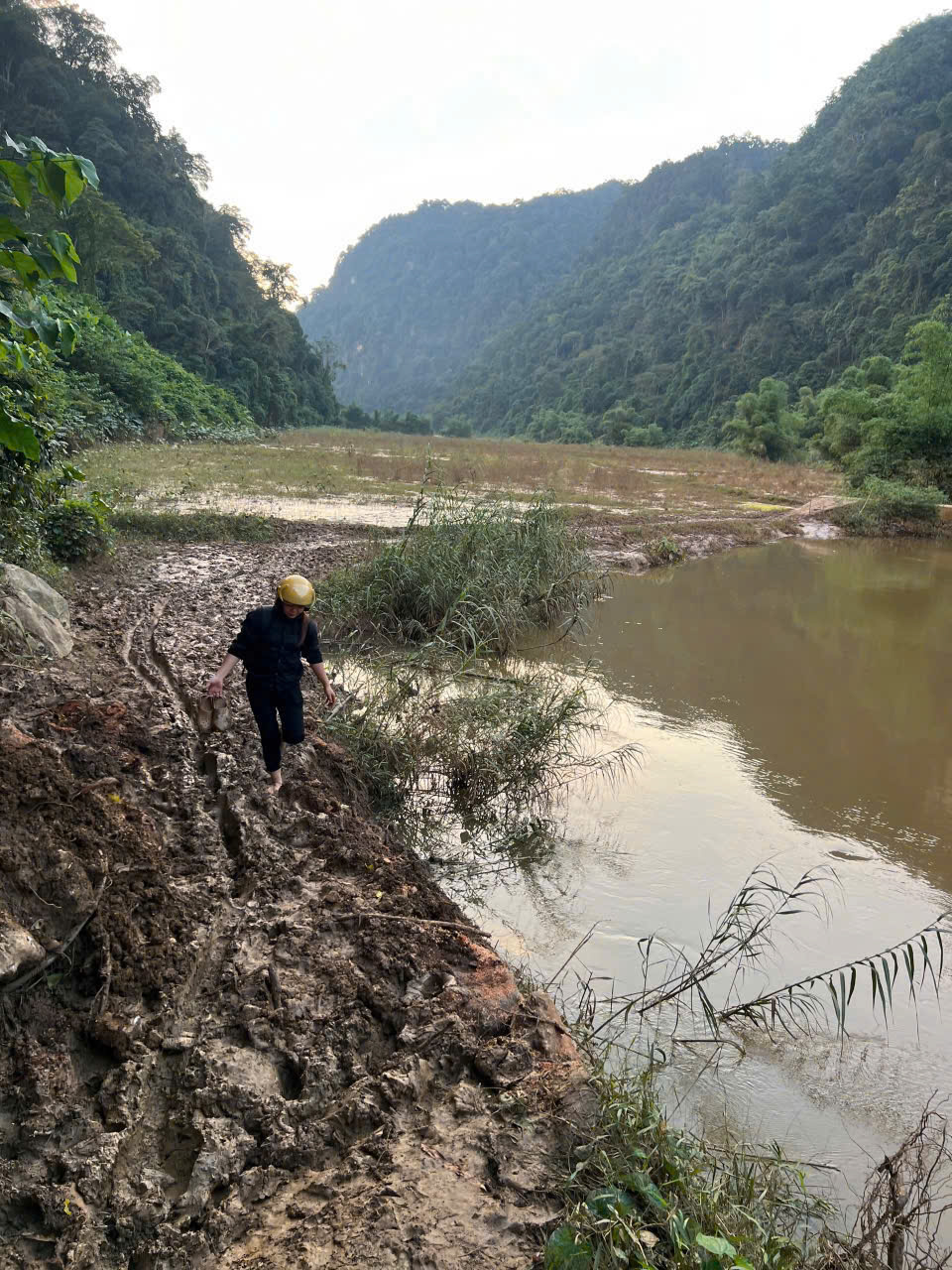 Nhiều khi đường đến trường bị sạt lở, các cô giáo phải lội qua bùn lầy đến với học sinh