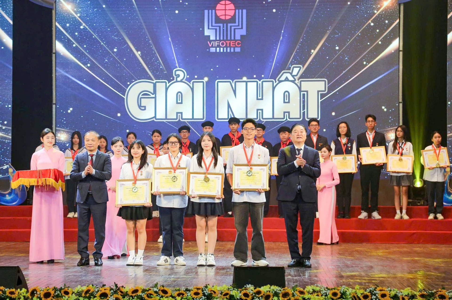 Mỗi nhóm học sinh giành giải Nhất được nhận bằng khen, Huy chương vàng của Ban tổ chức, Huy hiệu tuổi trẻ sáng tạo của Trung ương Đoàn TNCS Hồ Chí Minh và phần thưởng trị giá 15 triệu đồng.