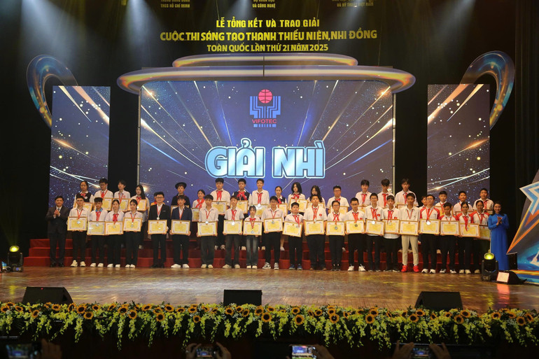 Trao giải cho các nhóm đoạt giải Nhì của cuộc thi