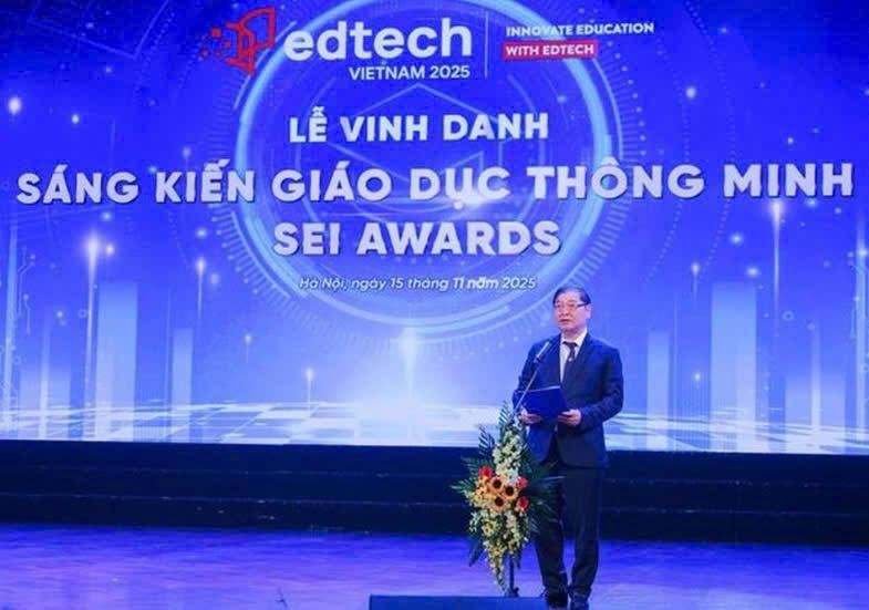 TSKH Phan Xuân Dũng, Chủ tịch Liên hiệp Các Hội Khoa học và Kỹ thuật Việt Nam phát biểu khai mạc chương trình: Vinh danh Sáng kiến giáo dục thông minh (SEI Awards) năm 2025.