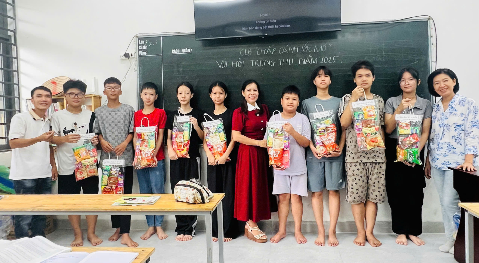 Cô giáo Kim Cương cùng các nhà hảo tâm cố gắng tạo điều kiện tốt nhất để các em đến lớp