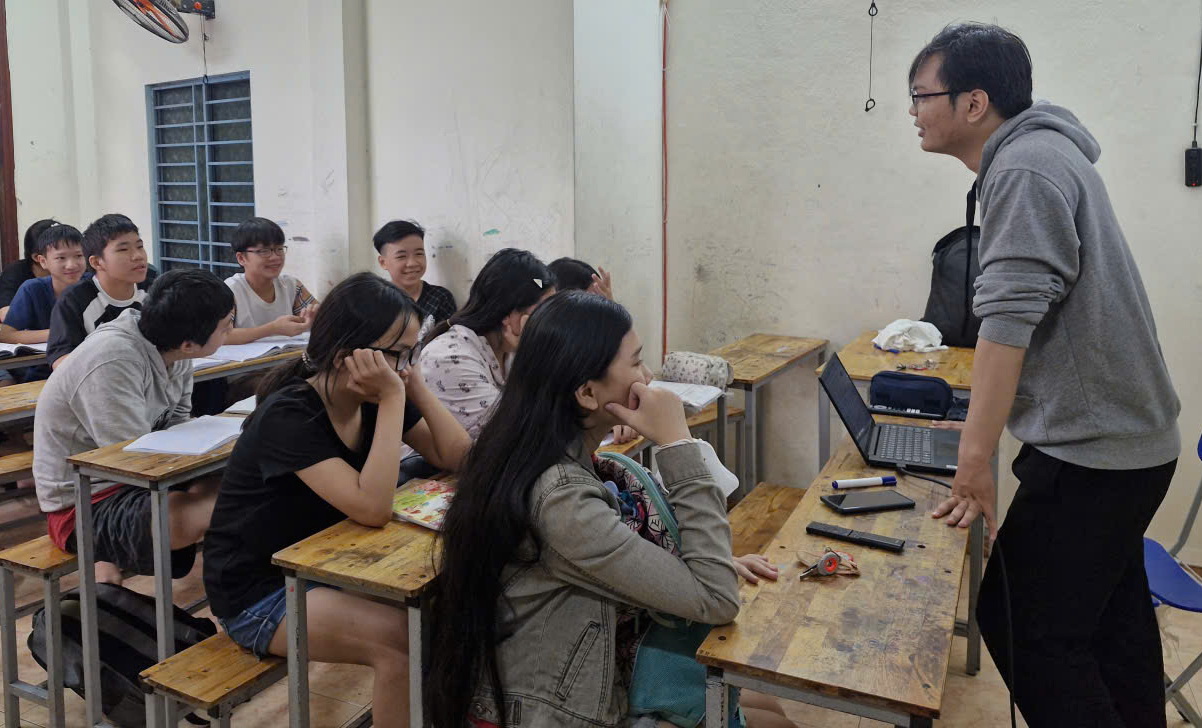 Thầy giáo Tăng Tấn Đông dành ngày nghỉ để đồng hành cùng lớp học 0 đồng 