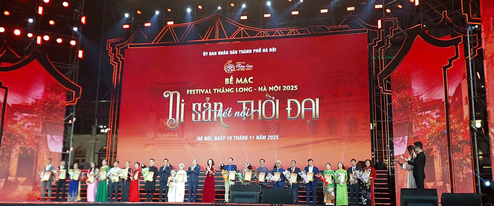 Trao giấy chứng nhận cho các nghệ sĩ, nghệ nhân có đóng góp xuất sắc cho Festival