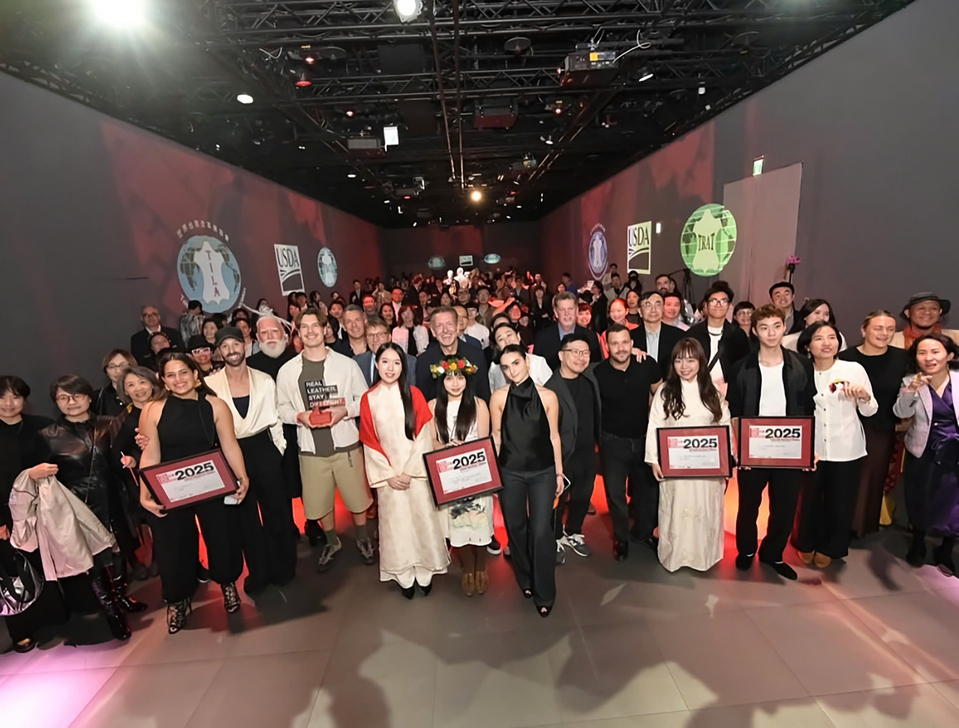 Lan Anh cùng các giám khảo và thí sinh tại Real Leather. Stay Different 2025