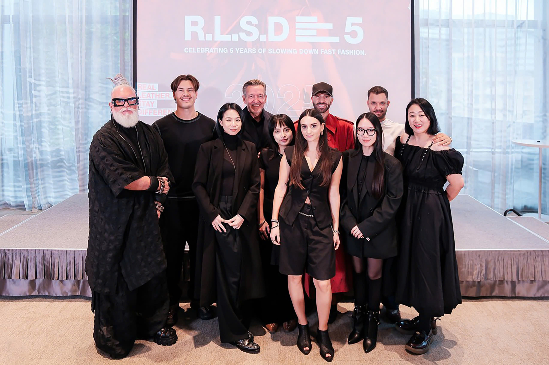 Với Lan Anh, tham gia cuộc thi giúp cô có cơ hội gặp gỡ nhiều bạn bè quốc tế