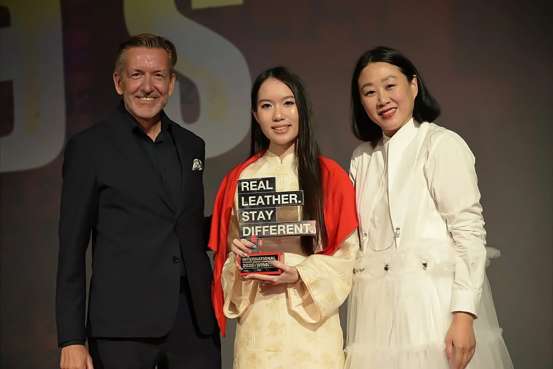 Lan Anh (giữa) nhận giải tại cuộc thi Real Leather. Stay Different 2025