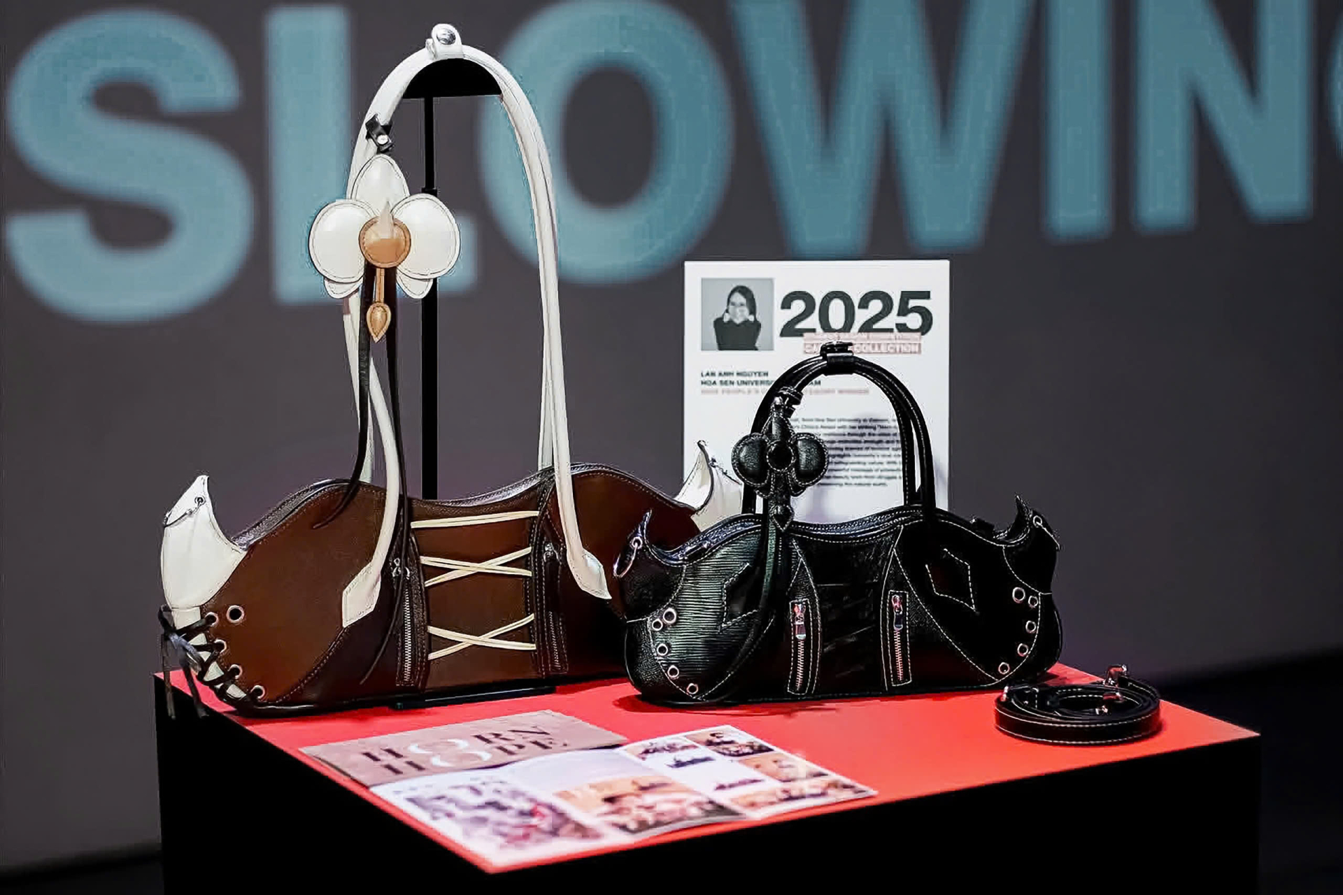 Hai chiếc túi với chủ đề