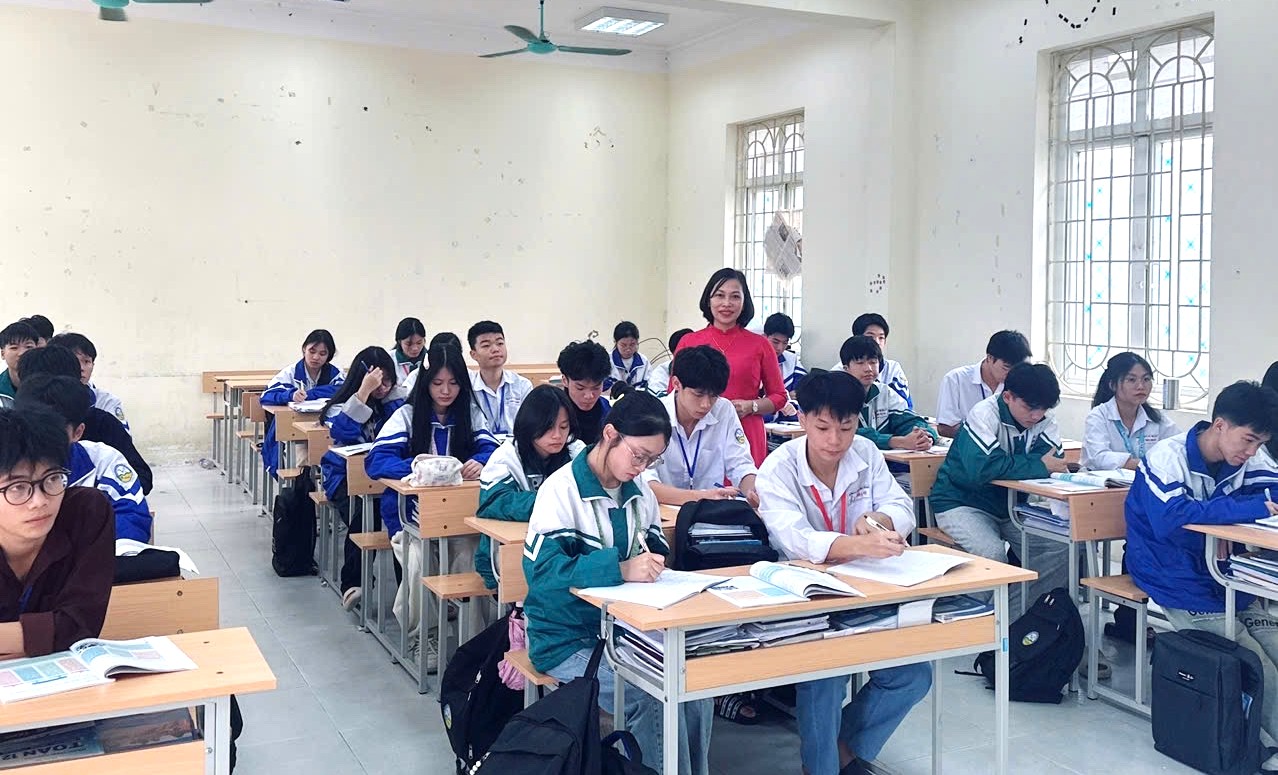 Sự kiên trì và phương pháp truyền cảm hứng của cô giáo Hòa đã giúp nhiều thế hệ học sinh vùng cao tự tin, đạt thành tích cao