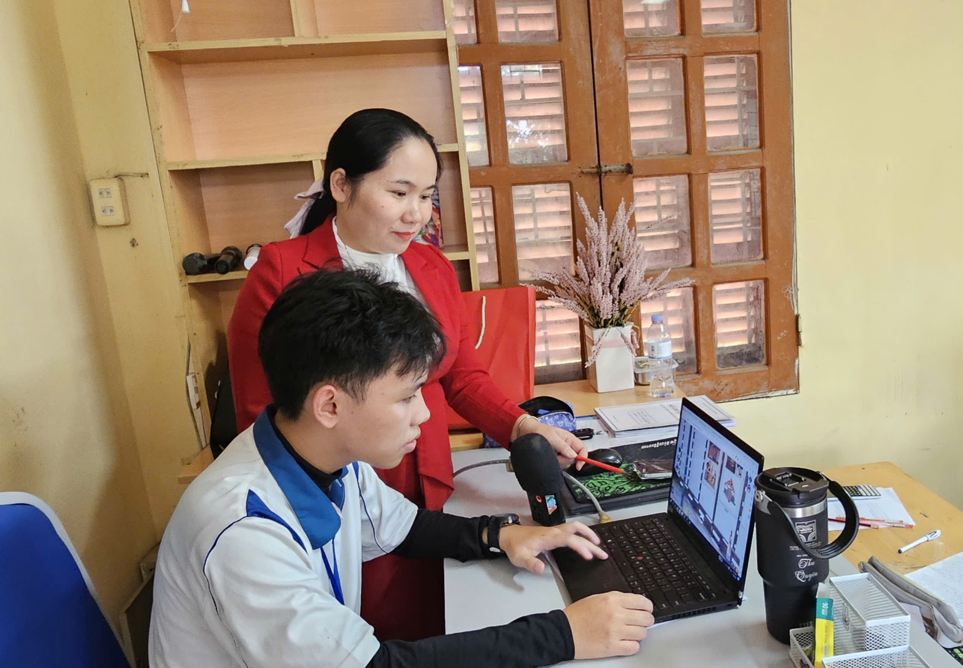 Cô Nguyễn Thu Quyên hướng dẫn học sinh ứng dụng công nghệ thực tế ảo để tạo ra các không gian 3D sống động, giúp bài học lịch sử trở nên sinh động, thú vị.