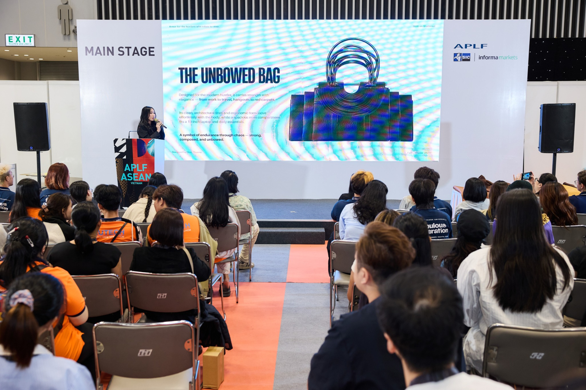 Phan Nguyễn Hoài Thương thuyết trình về tác phẩm đạt giải Nhất – The Unbowed Bag bằng Tiếng Anh