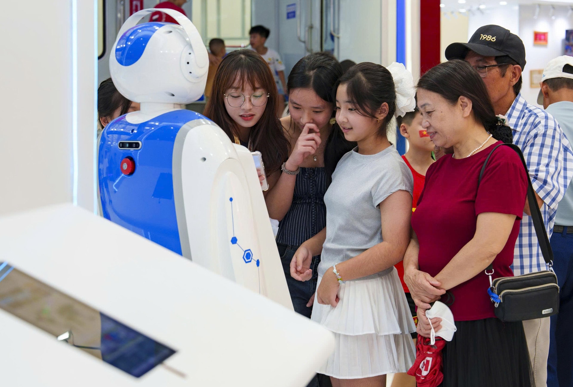 Khách tham quan tìm hiểu về robot trợ lý AI dẫn đường thế hệ mới TIAR-01