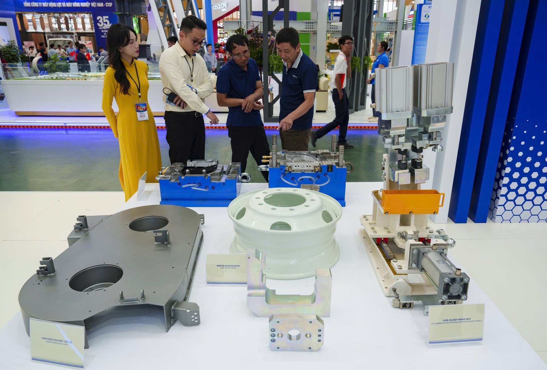 Và các linh kiện phụ tùng