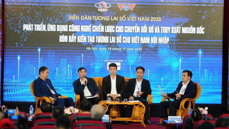 Các đại biểu tham gia tọa đàm với chủ đề “Công nghệ truy xuất nguồn gốc và năng lực cạnh tranh hàng hóa Việt Nam”