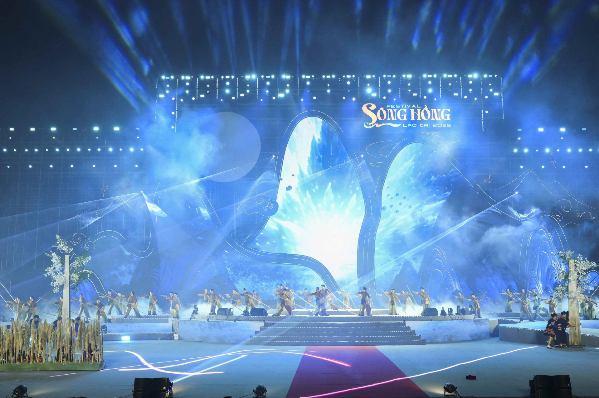 Chương trình nghệ thuật diễn ra trên sân khấu lớn rộng gần 4.000m2