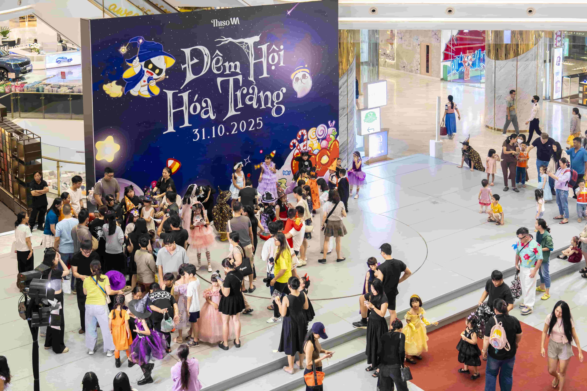 Đêm hội Hóa trang thu hút đông đảo khách hàng tham dự