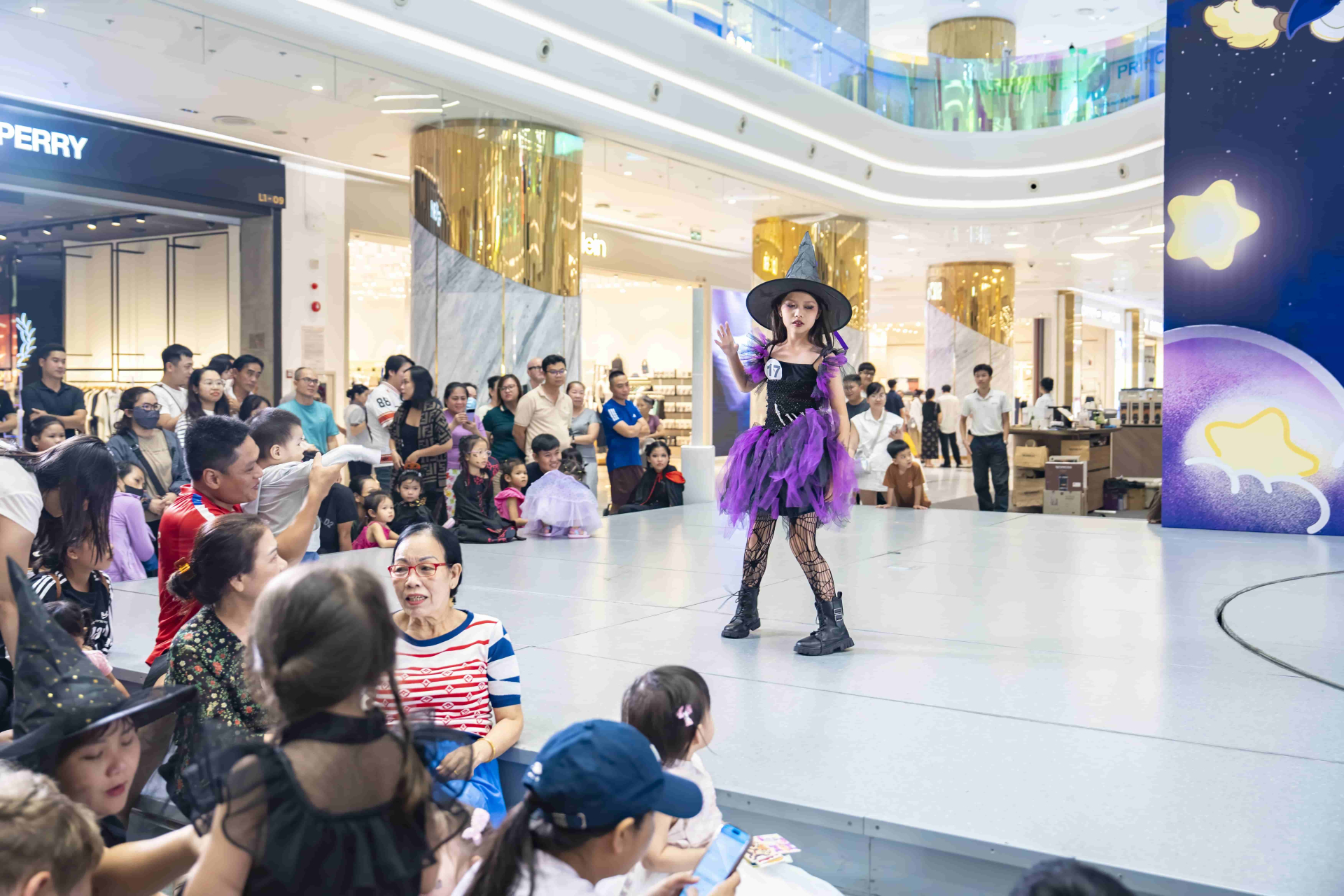 Các bé tự tin trình diễn catwalk trong trang phục hóa trang