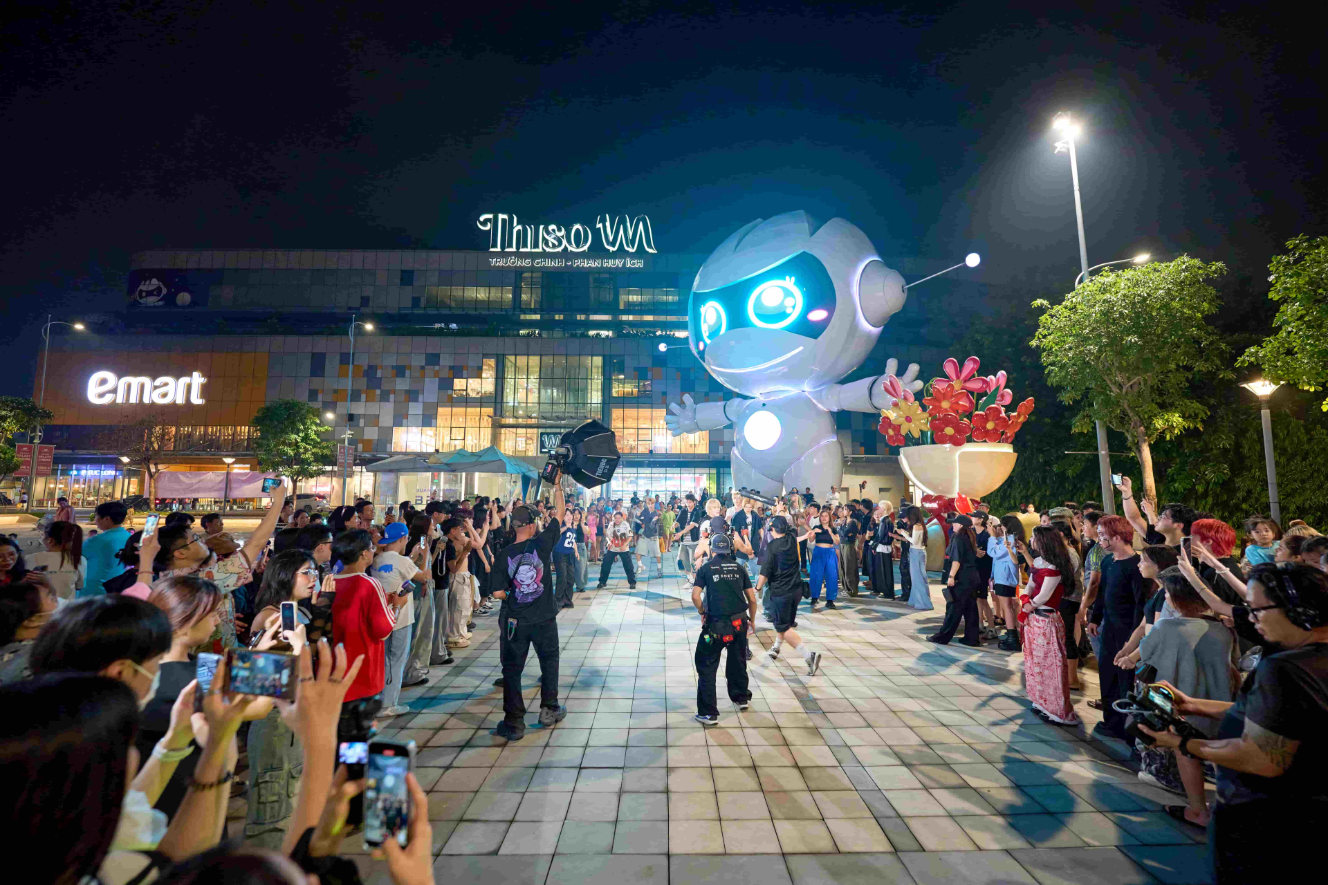 Đông đảo khách hàng đến vui chơi, xem trình diễn văn nghệ tại Quảng trường BESO